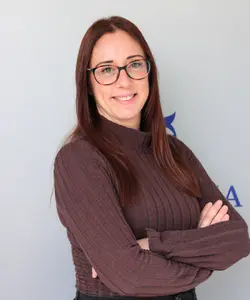 Alicia Granell, profesional dedicada a la gestión de documentación vehicular en Barcelona