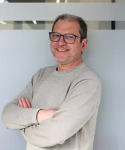 Antonio Fernández, responsable de gestionar procedimientos de baja de vehículos en Barcelona